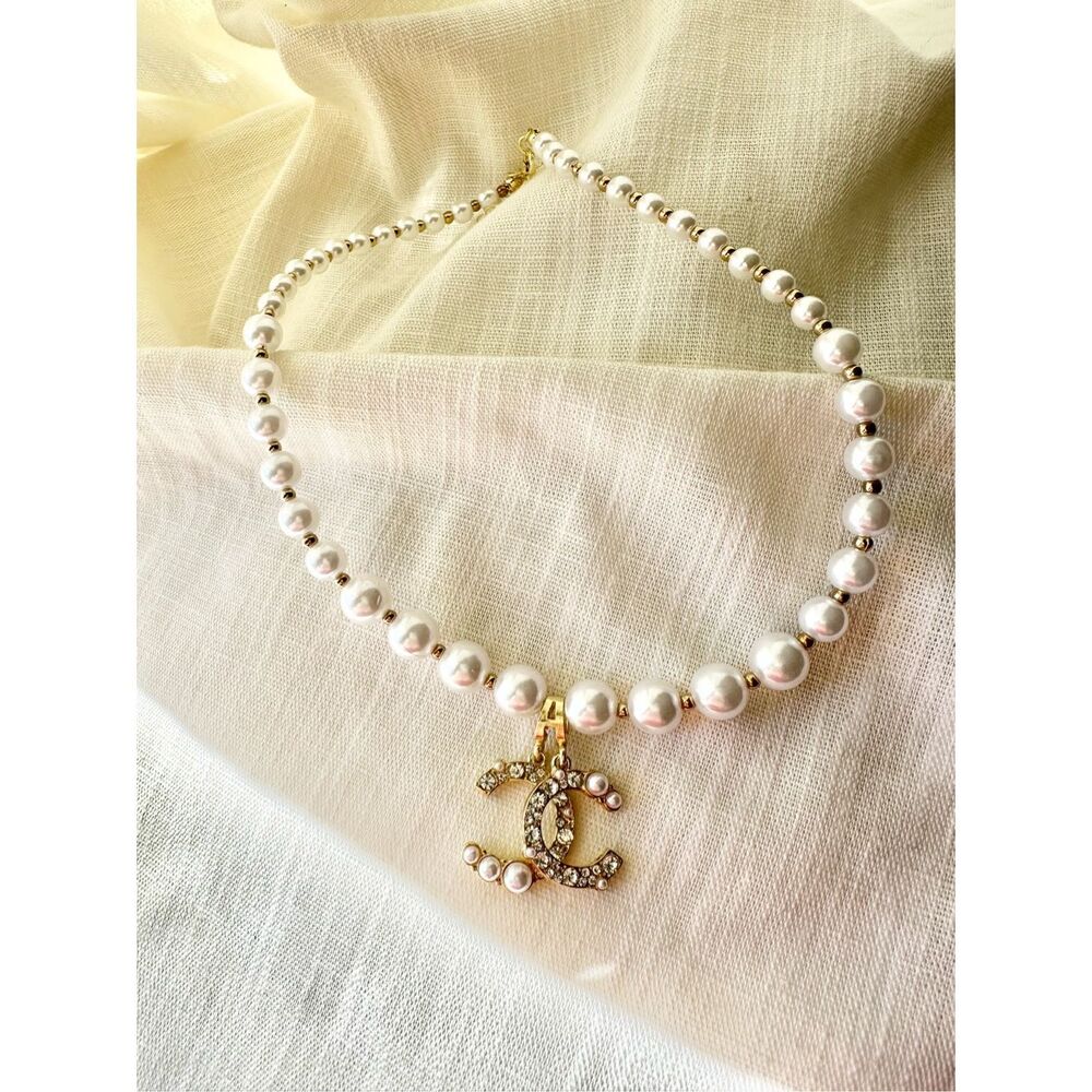 Gold color and faux pearl charm necklace - Picture 5 of 6